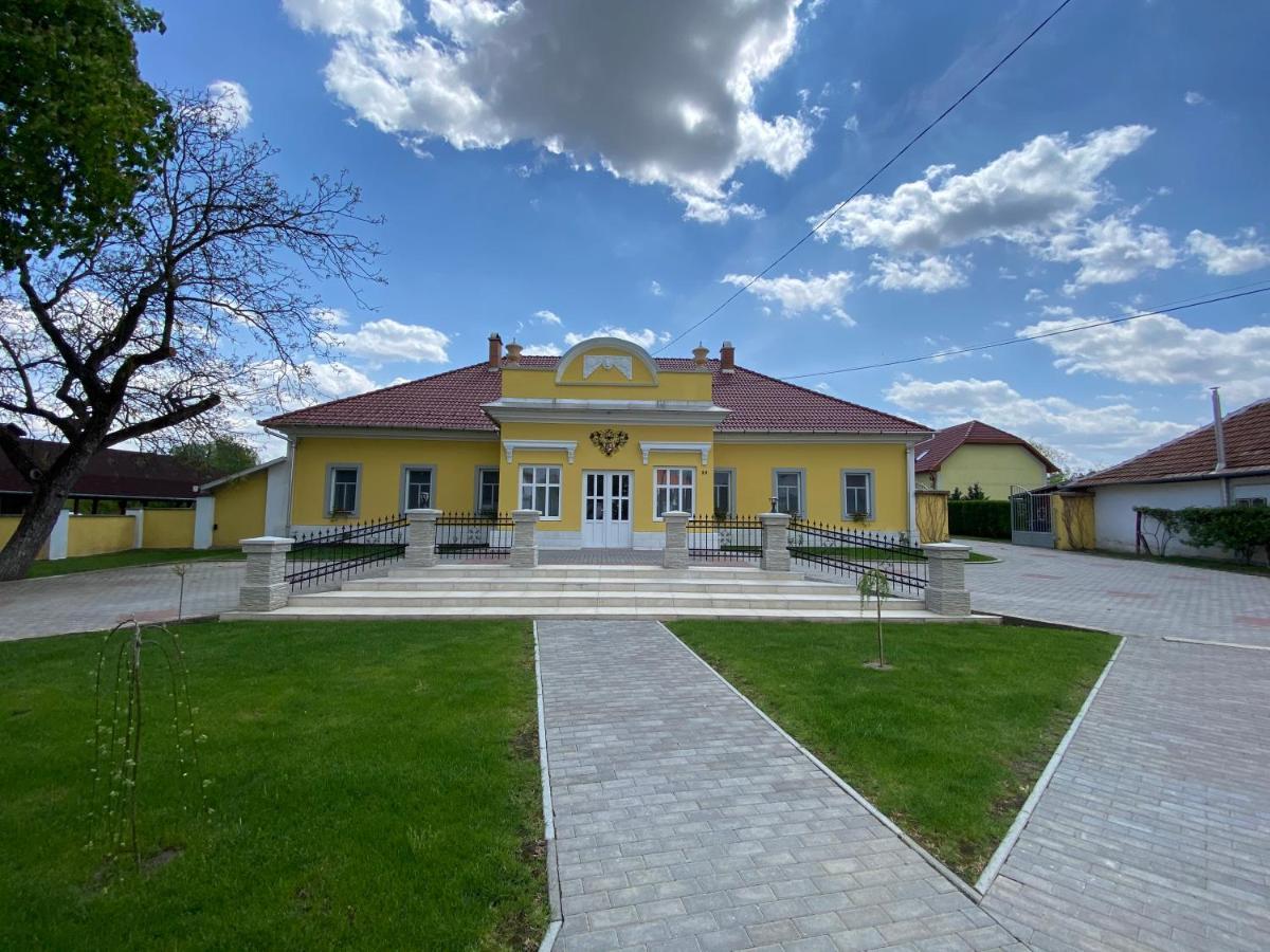 Kuria Vendeghaz Hotel Poroszlo Exterior photo