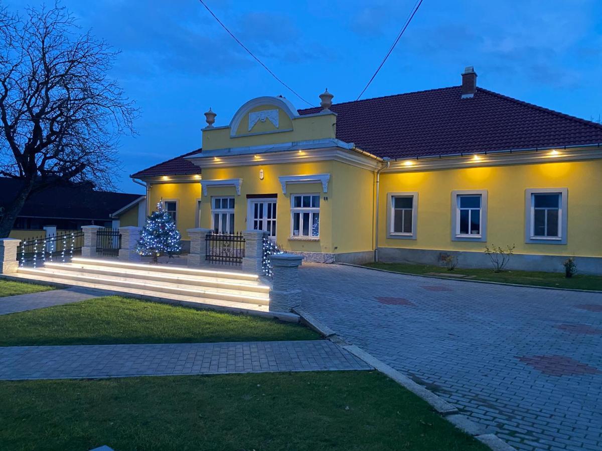 Kuria Vendeghaz Hotel Poroszlo Exterior photo